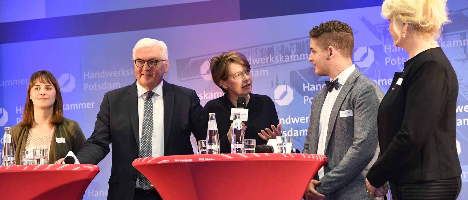Bundespräsident Frank-Walter Steinmeier und Elke Büdenbender überreichen "Europässe Mobilität" an Azubis der Handwerkskammer Potsdam