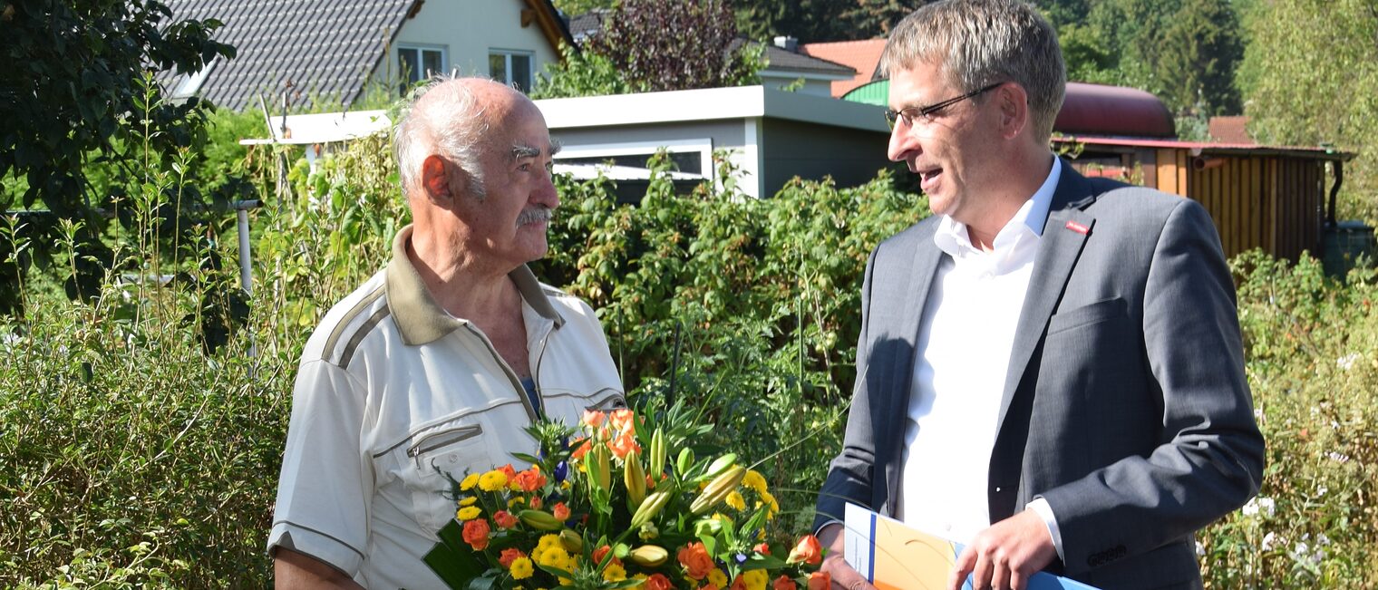 Hauptgeschäftsführer Ralph Bührig übergibt Malermeister Wolfgang Fiedler seinen Diamantenen Meisterbrief