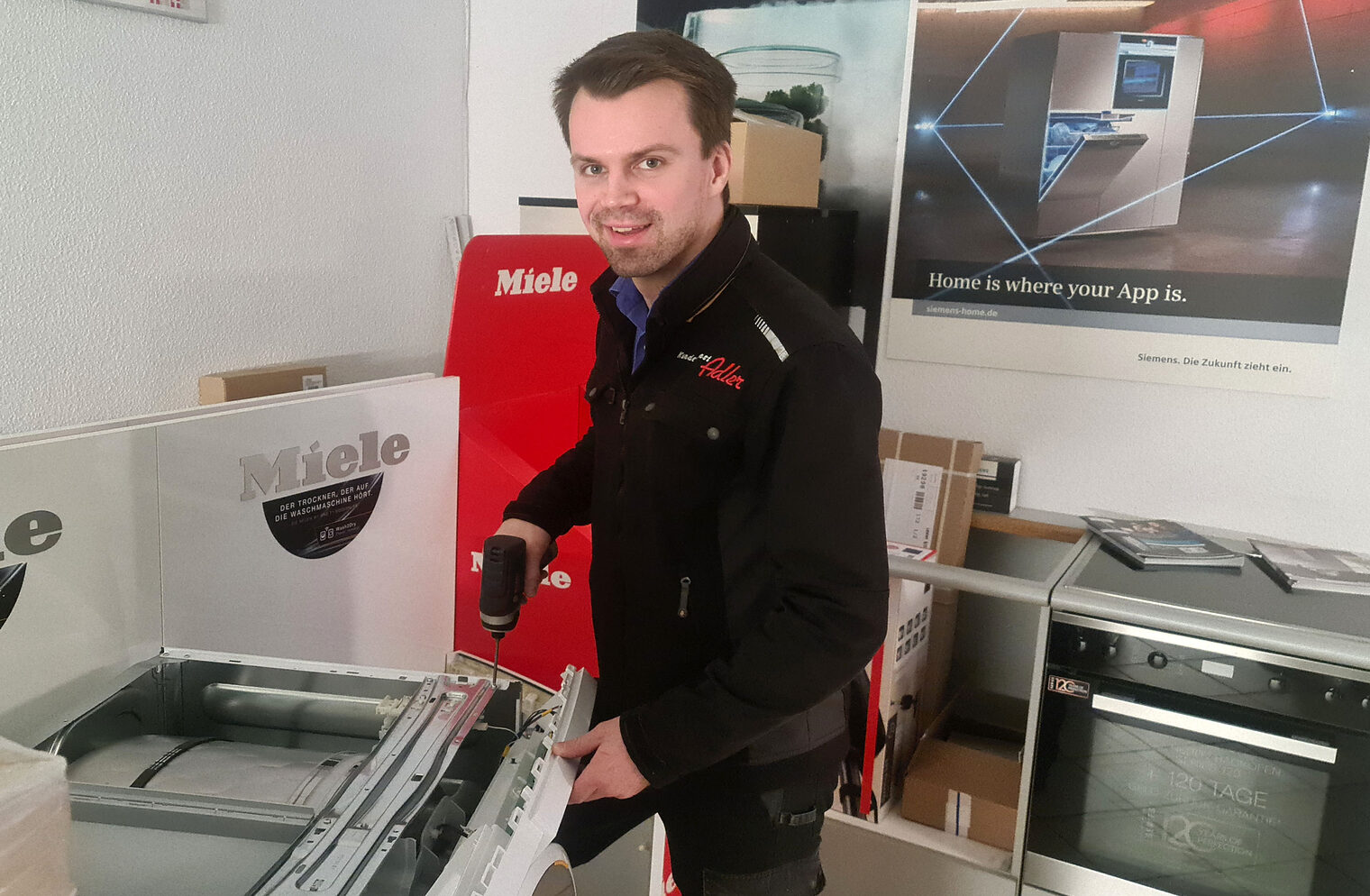 Elektrotechnikermeister Max Spiegler, Geschäftsführer von Kundendienst Adler Hausgeräte Service und Verkauf Kleinmachnow, startet seine Fortbildung zum Betriebswirt