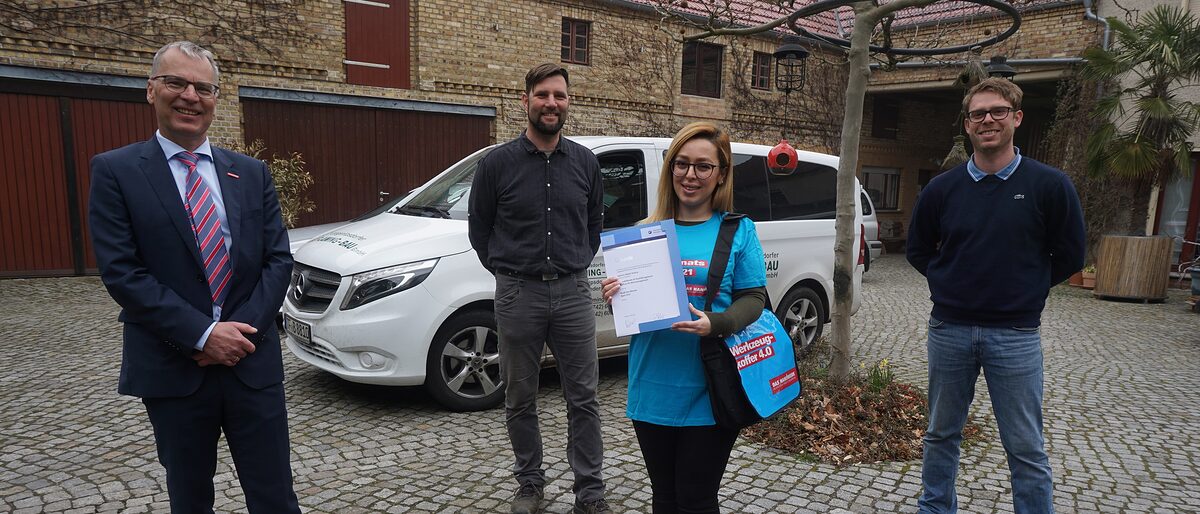 Die angehende Bürokauffrau Samira Abdoli Kolory ist Azubi des Monats April der Handwerkskammer Potsdam. Auf dem Bild mit Tilo Jänsch, Geschäftsführer der Handwerkskammer Potsdam, Maik Liesigk und Matthias Handke von der Langenlipsdorfer Fläming Bau GmbH (v.l.n.r.) Die angehende Bürokauffrau Samira Abdoli Kolory ist Azubi des Monats April der Handwerkskammer Potsdam. Auf dem Bild mit Tilo Jänsch, Geschäftsführer der Handwerkskammer Potsdam, Maik Liesigk und Matthias Handke von der Langenlipsdorfer Fläming Bau GmbH (v.l.n.r.)