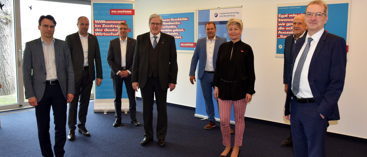 Von links nach rechts: Frank Ecker - Hauptgeschäftsführer HWK Frankfurt (Oder), Wolf-Harald Krüger - Präsident der HWK Frankfurt (Oder), Ralph Bührig - Hauptgeschäftsführer HWK Potsdam, Jörg Steinbach - Minister für Wirtschaft, Arbeit und Energie des Landes Brandenburg, Robert Wüst - Präsident der HWK Potsdam, Corina Reifenstein - Terpe Bau GmbH, Peter Dreißig - Präsident der HWK Cottbus, Hendrik Fischer - Staatssekretär im Ministerium für Wirtschaft, Arbeit und Energie. Von links nach rechts: Frank Ecker - Hauptgeschäftsführer HWK Frankfurt (Oder), Wolf-Harald Krüger - Präsident der HWK Frankfurt (Oder), Ralph Bührig - Hauptgeschäftsführer HWK Potsdam, Jörg Steinbach - Minister für Wirtschaft, Arbeit und Energie des Landes Brandenburg, Robert Wüst - Präsident der HWK Potsdam, Corina Reifenstein - Terpe Bau GmbH, Peter Dreißig - Präsident der HWK Cottbus, Hendrik Fischer - Staatssekretär im Ministerium für Wirtschaft, Arbeit und Energie.