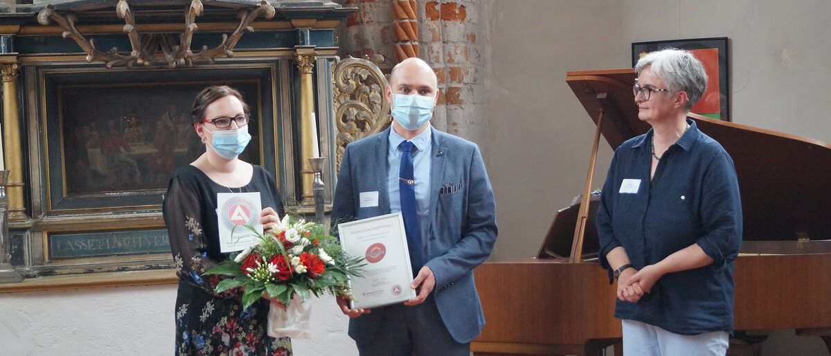 Annemarie und Ulf Grünberg, Beate Kostka von der Arbeitsagentur Neuruppin (v.l.n.r.) Annemarie und Ulf Grünberg, Beate Kostka von der Arbeitsagentur Neuruppin (v.l.n.r.)
